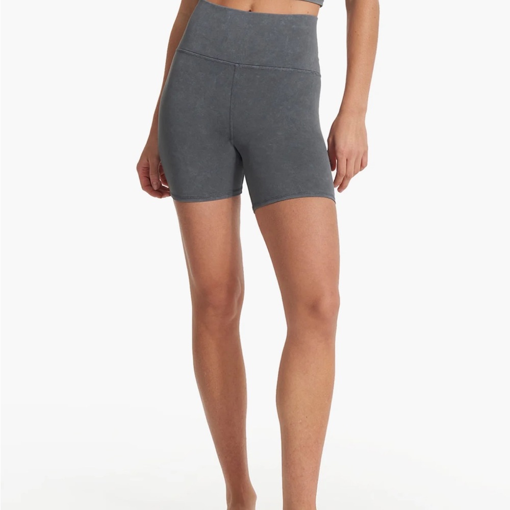 Vuori Women's Washed Charcoal Bike Shorts